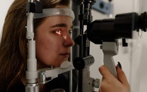 Exploración oftalmológica con lámpara de hendidura para el diagnóstico del glaucoma