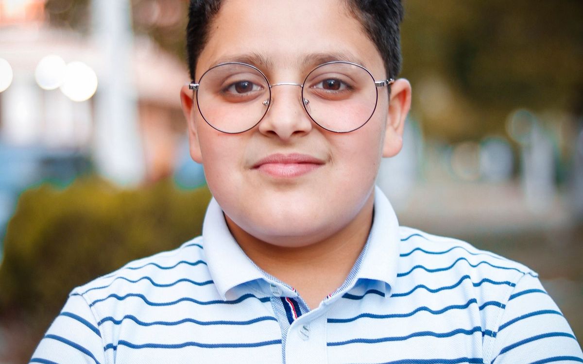Niño con gafas, representando la miopía infantil detectada con la vuelta al colegio