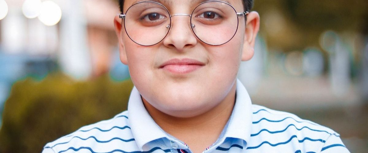Niño con gafas, representando la miopía infantil detectada con la vuelta al colegio